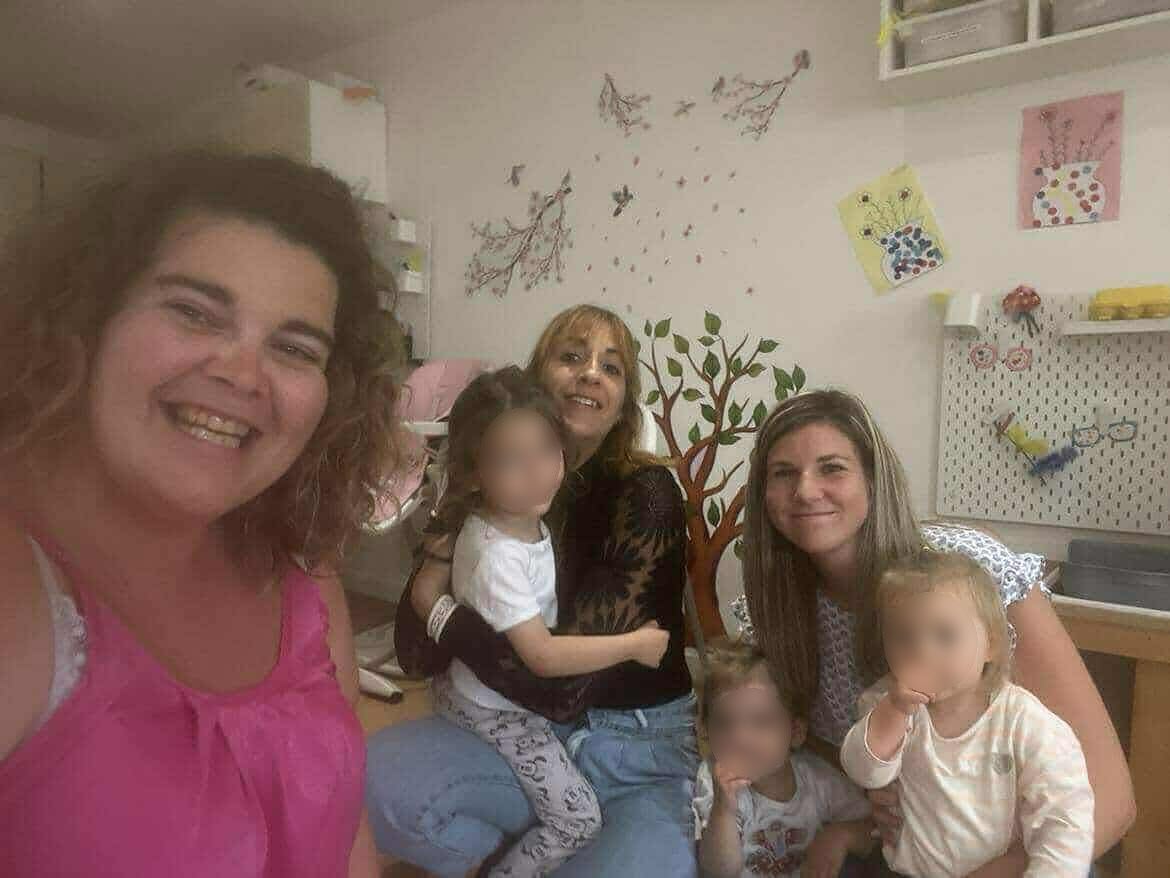 L'équipe de la MAM avec les enfants